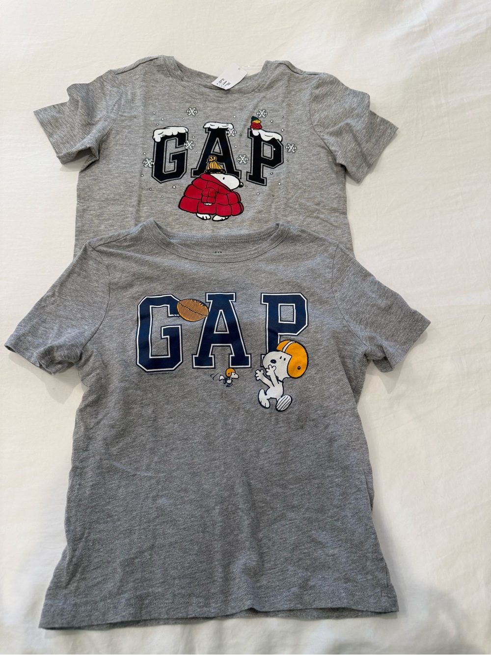 GAP Kids Grey Graphic Tee - Snoopy Football size small 6-7 one. Newwith tags